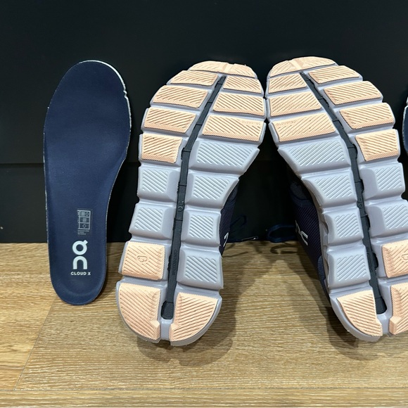 On Cloud X women’s size 7 - Picture 7 of 8